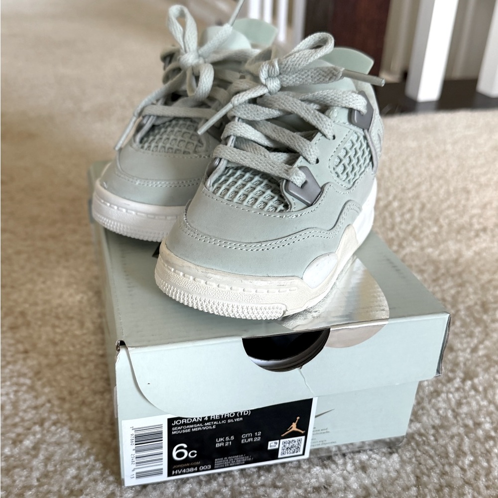 Air Jordan 4 Retro toddler "Abundance" sneakers in a "Seafoam" green